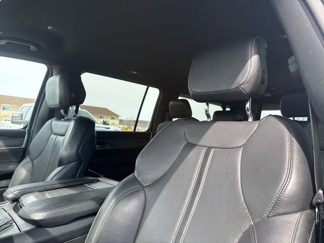 Used 2024 Jeep Wagoneer L Series II w/ Flexible Seating Group image 15