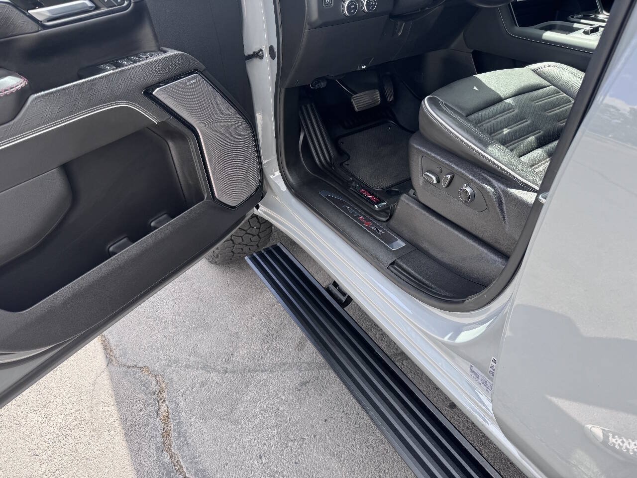 Used 2024 GMC Sierra 2500 AT4X AWD/4WD image 19