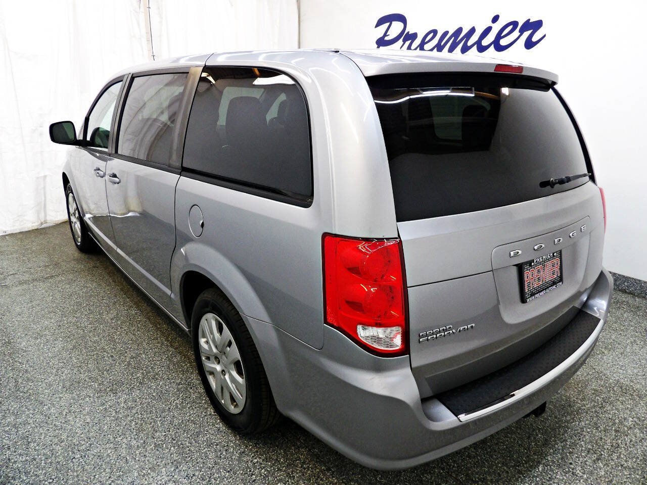 Used 2018 Dodge Grand Caravan SE FWD image 4
