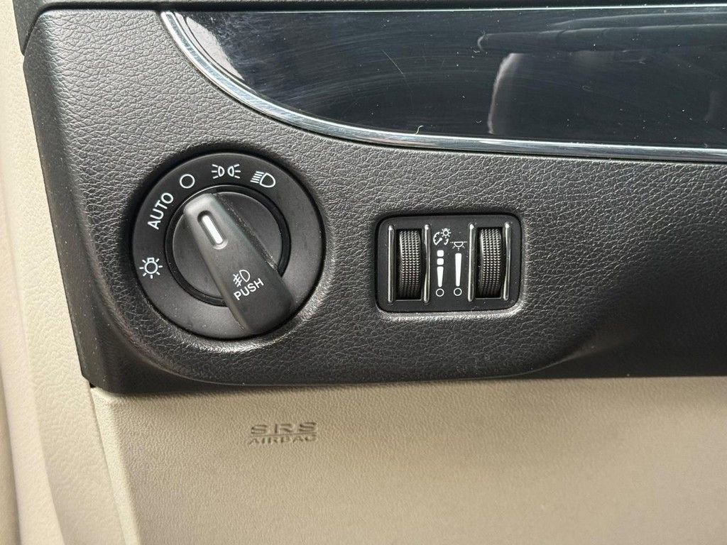 Used 2014 Chrysler Town & Country Touring-L FWD image 25
