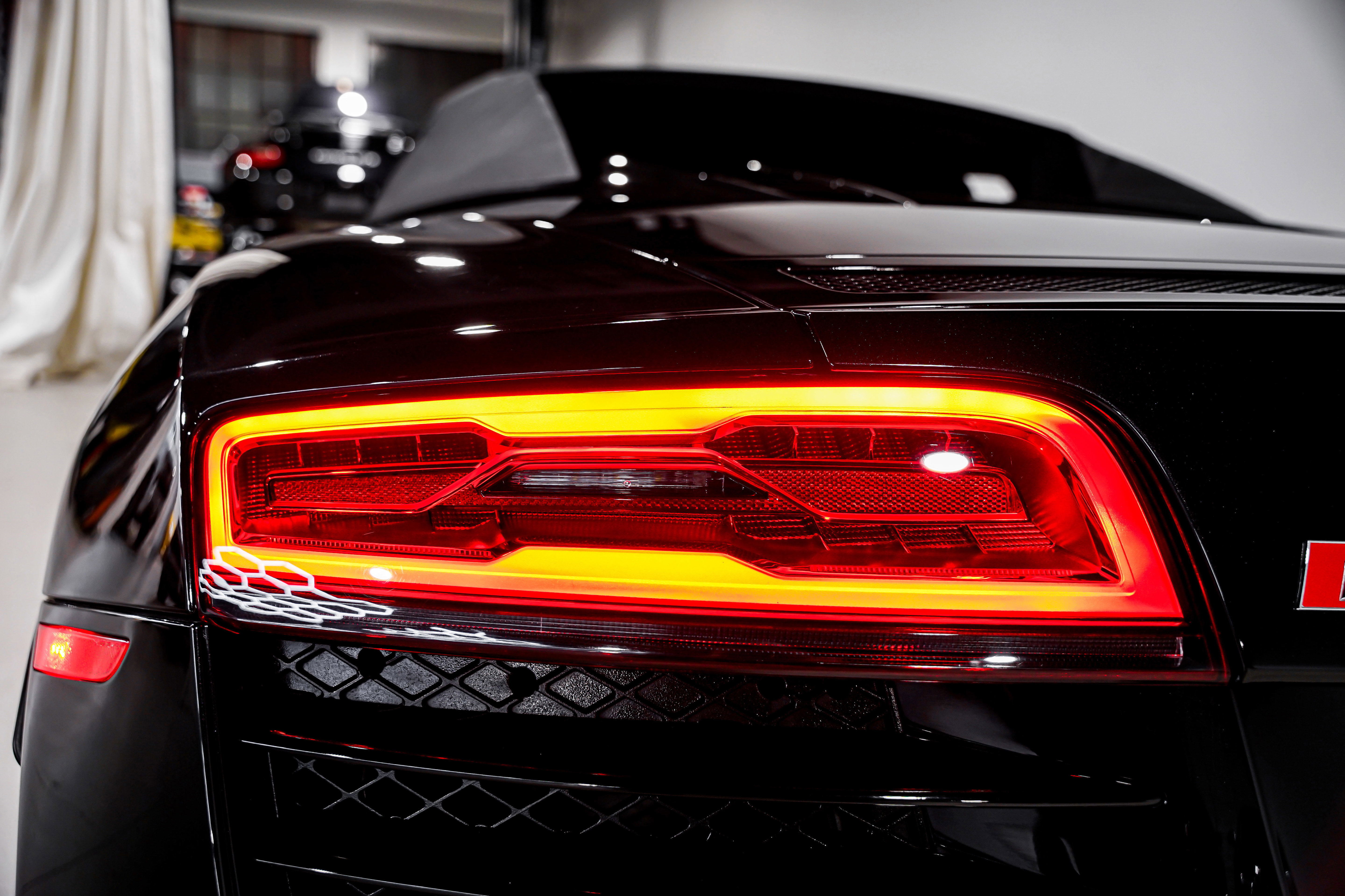 Used 2014 Audi R8 V8 w/ Full Leather Package image 31