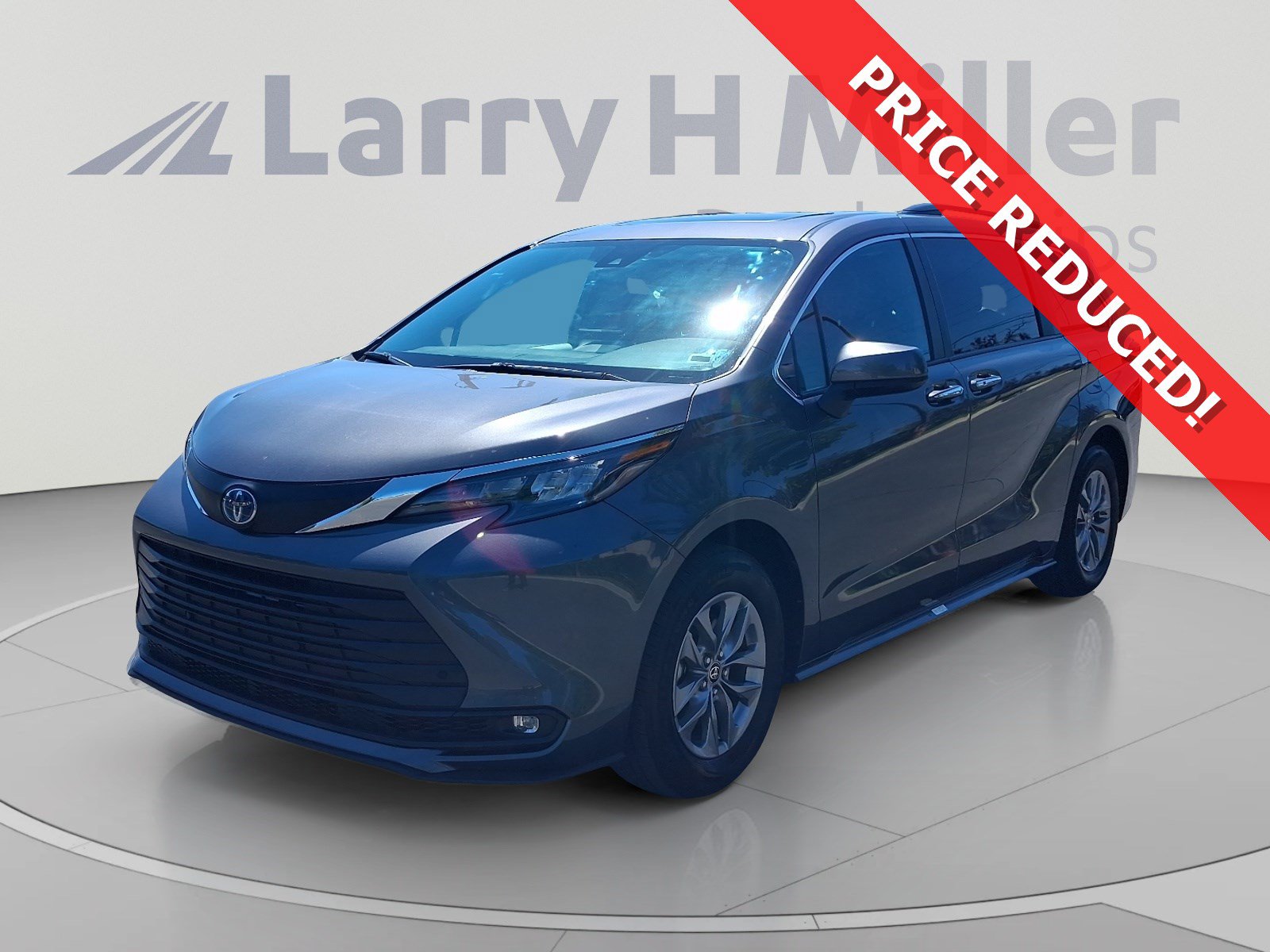 Certified 2025 Toyota Sienna XLE FWD image 1