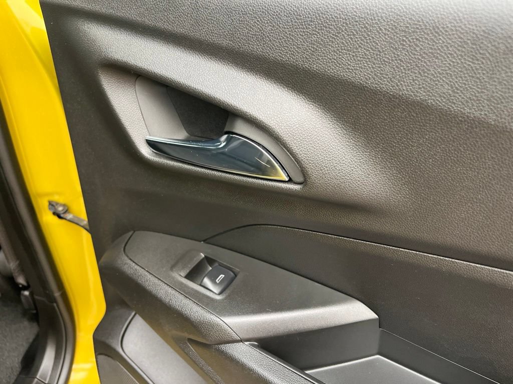Used 2024 Chevrolet Trax RS w/ Sunroof Package FWD image 41