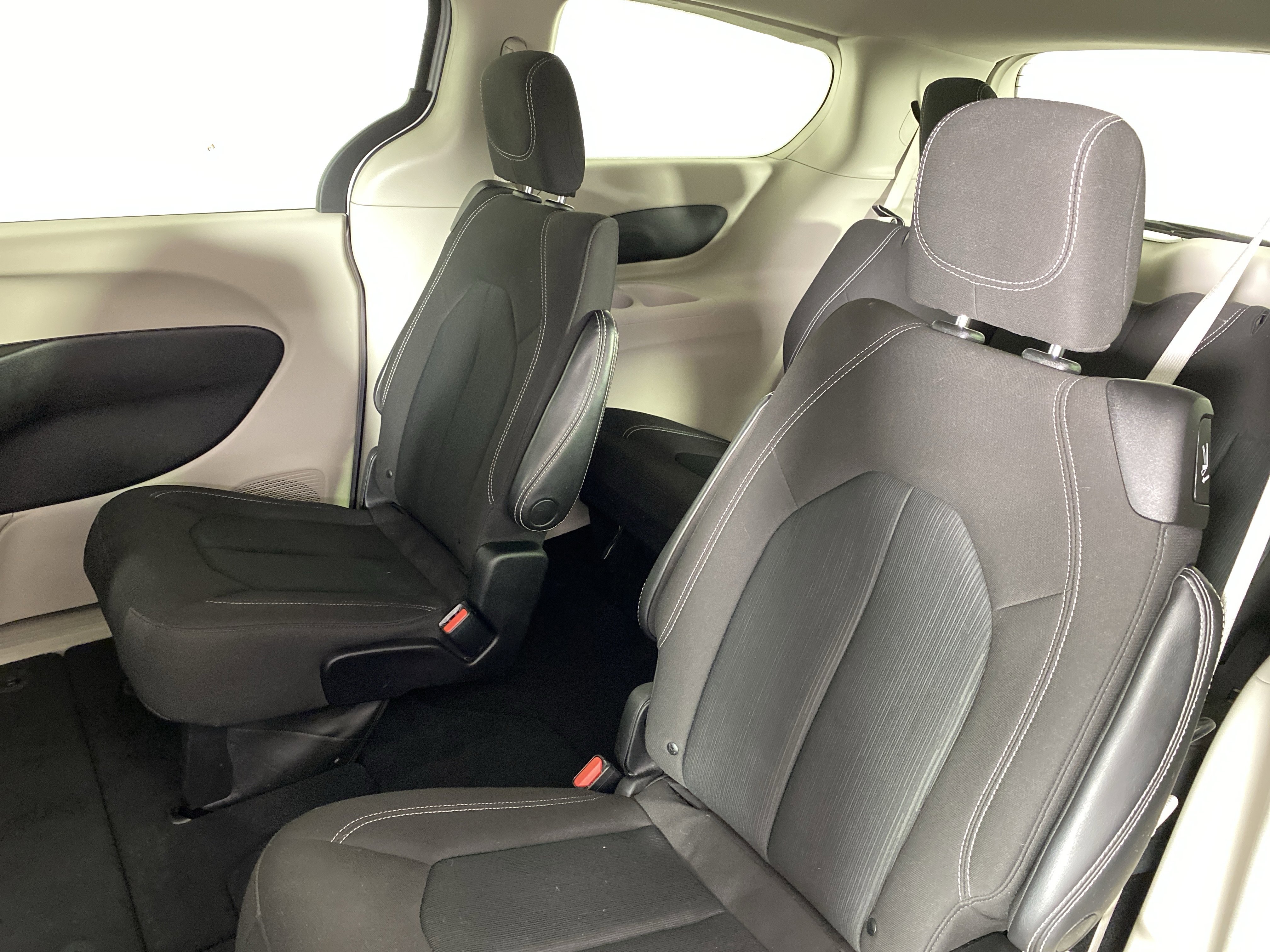 Used 2023 Chrysler Voyager LX image 32