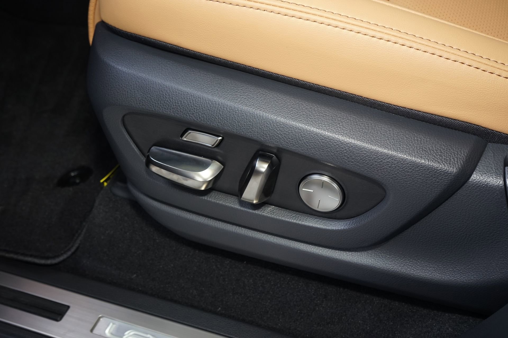 Used 2026 Lexus LX 700h Luxury image 32