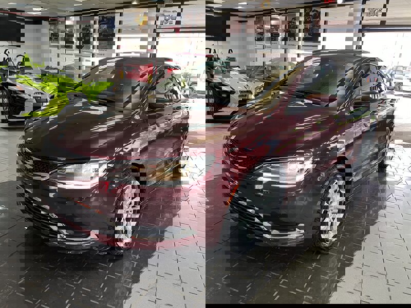 Used 2015 Chrysler 200 Limited w/ Convenience Group image 1