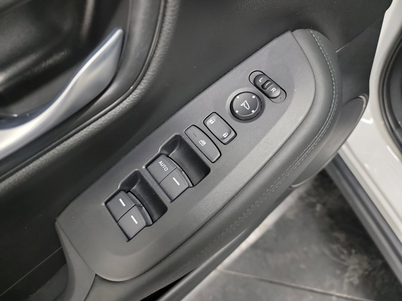 Certified 2025 Honda HR-V LX image 14