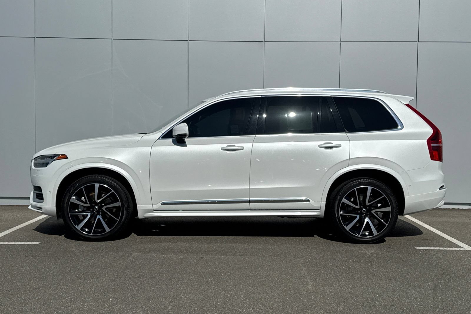 Used 2023 Volvo XC90 B6 Plus w/ Protection Package Premier AWD/4WD image 2