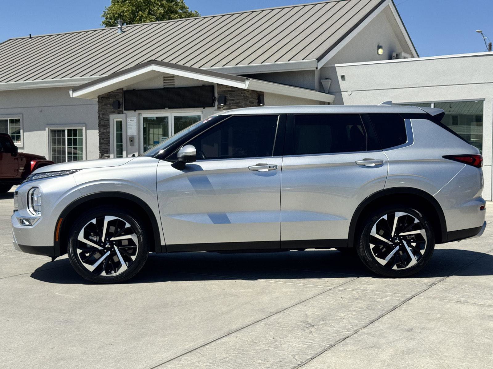 Used 2024 Mitsubishi Outlander SE Black Edition image 12