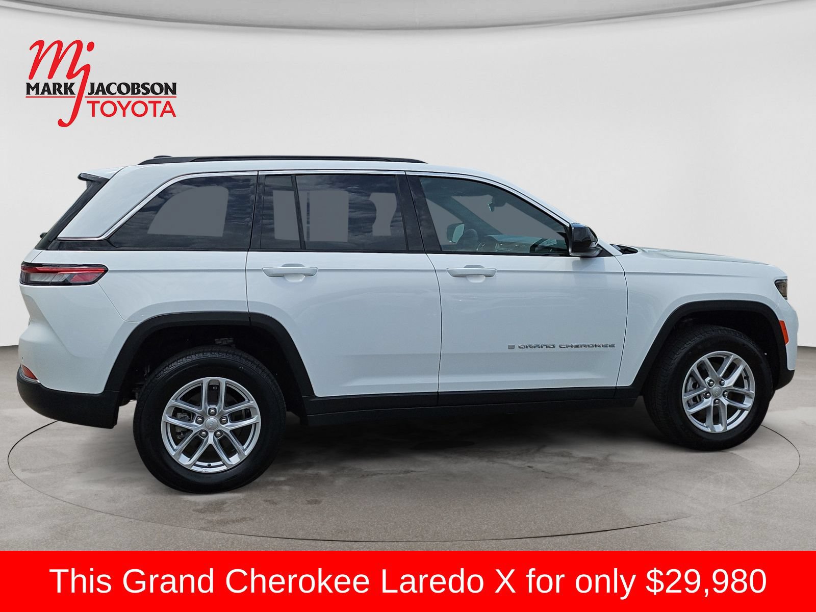Used 2025 Jeep Grand Cherokee Laredo X w/ Luxury Tech Group I RWD image 7