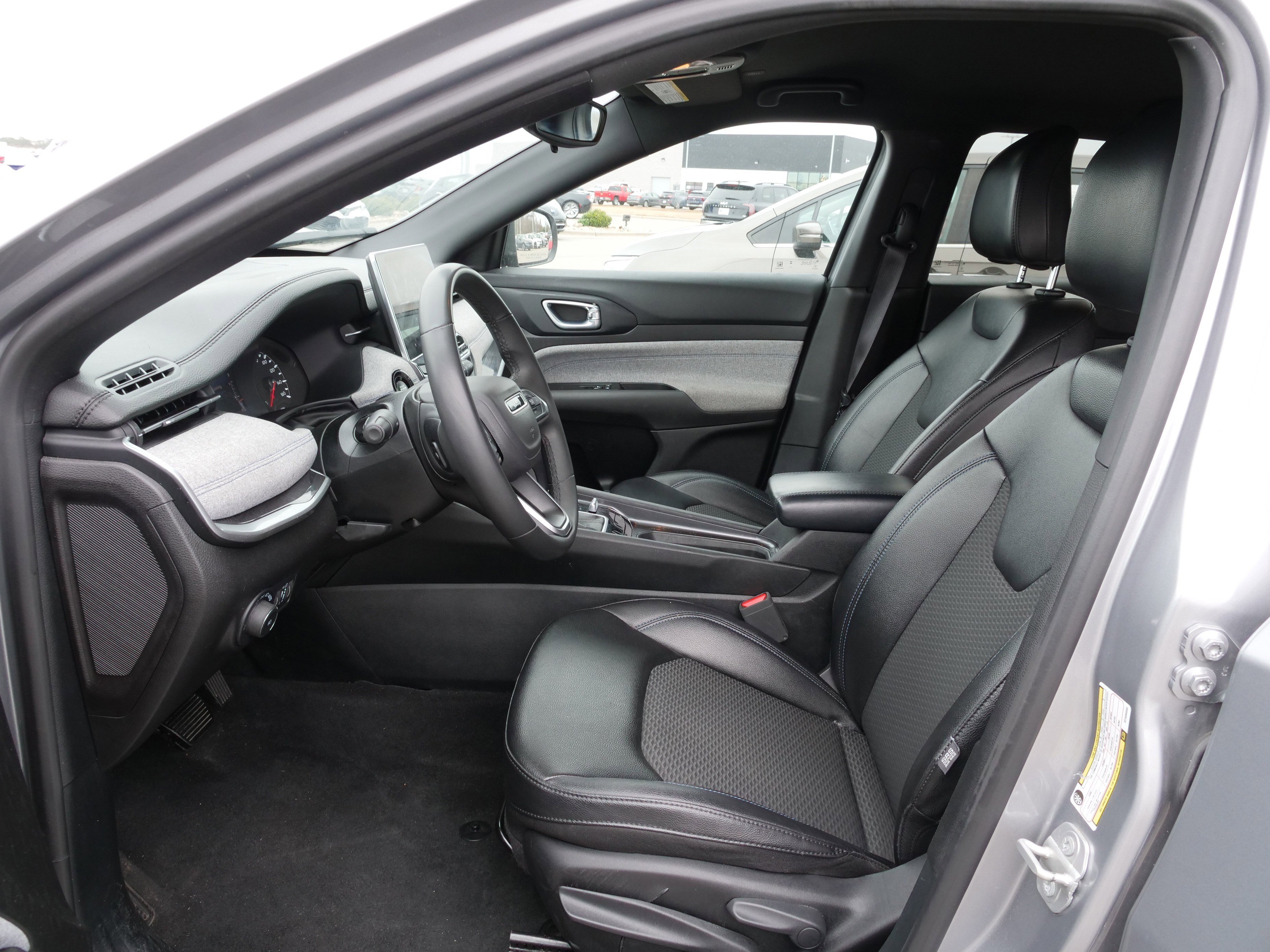 Used 2024 Jeep Compass Latitude image 15