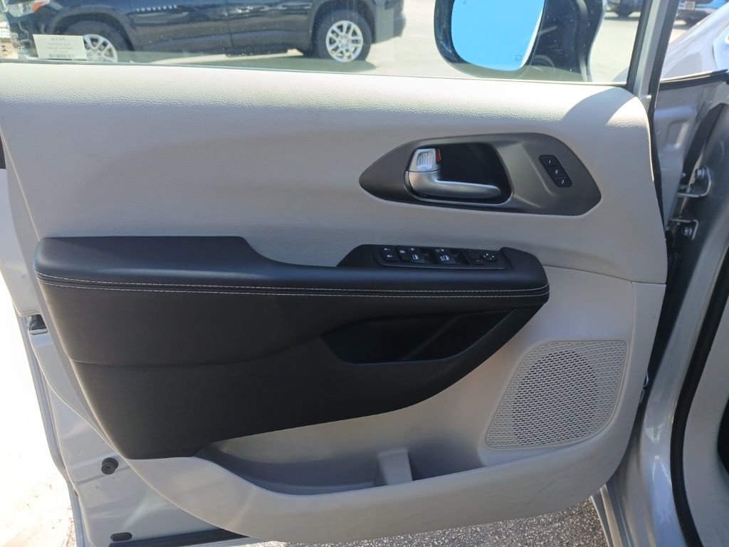 Used 2024 Chrysler Pacifica Touring-L image 12