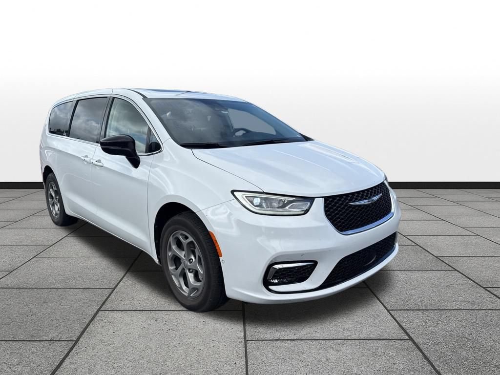 Used 2024 Chrysler Pacifica Limited AWD/4WD image 3