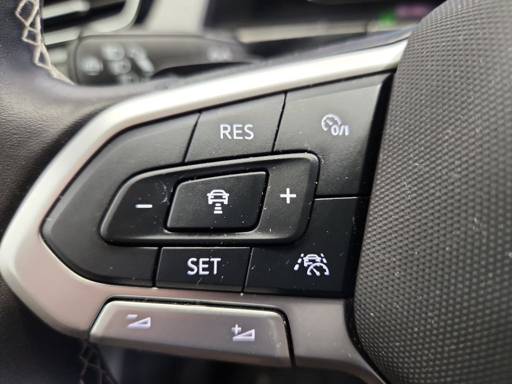 Certified 2025 Volkswagen Atlas Cross Sport SE FWD image 13