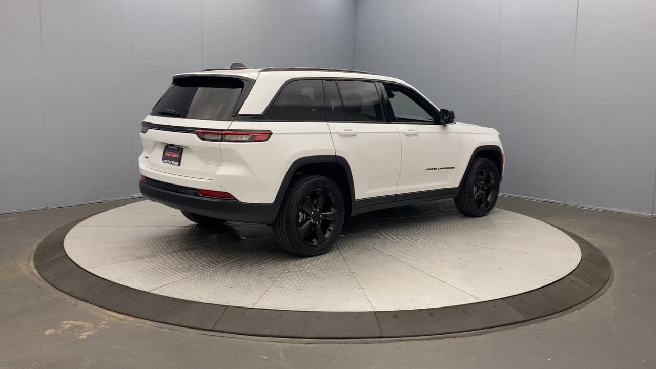 Used 2023 Jeep Grand Cherokee Altitude AWD/4WD image 5