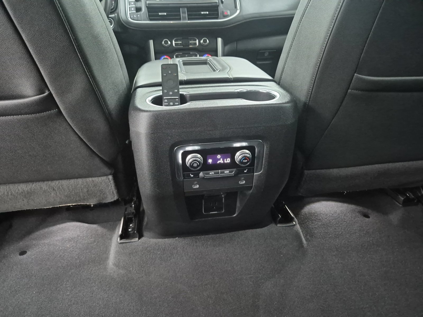 Used 2023 GMC Yukon SLT w/ SLT Premium Package AWD/4WD image 19