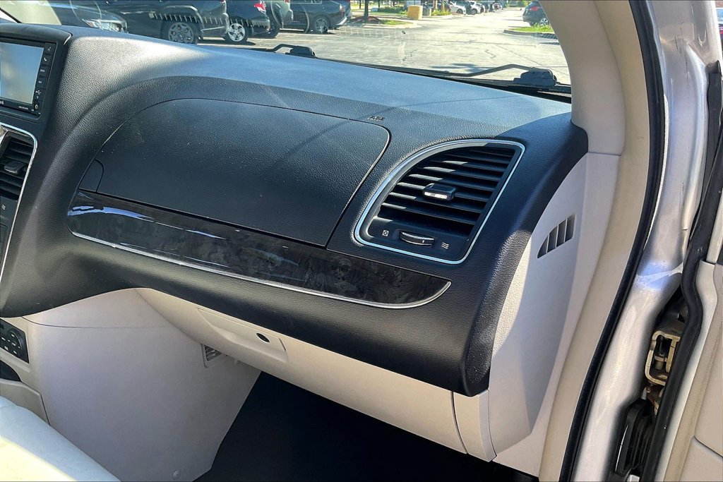 Used 2011 Chrysler Town & Country Limited FWD image 20