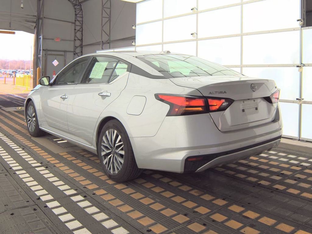 Used 2024 Nissan Altima 2.5 SV image 9