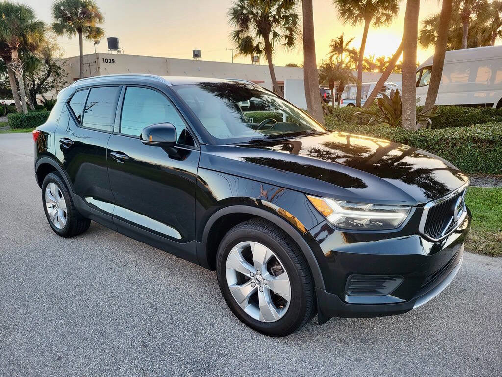 Used 2020 Volvo XC40 T4 Momentum image 4