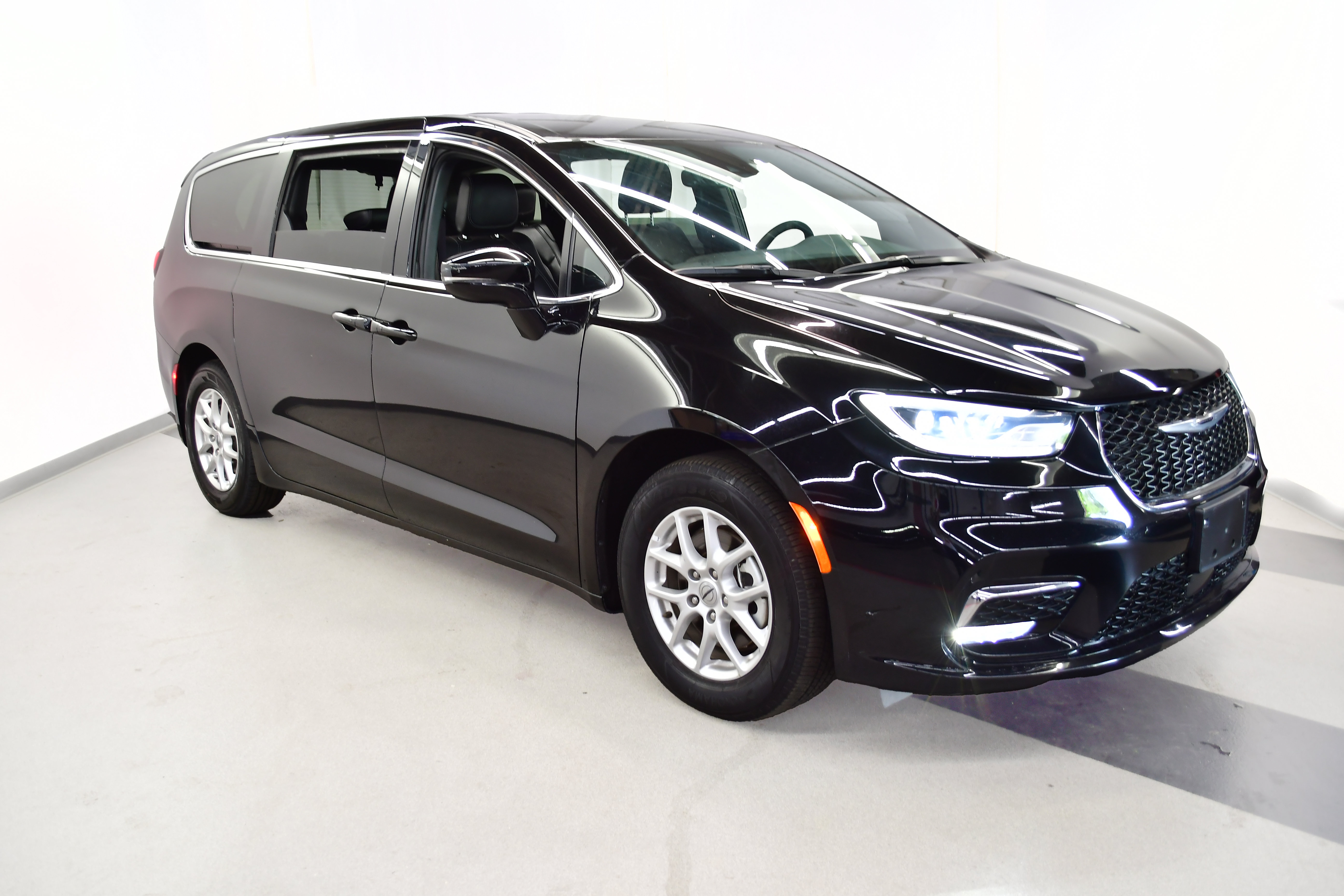 Used 2025 Chrysler Pacifica Select FWD image 2