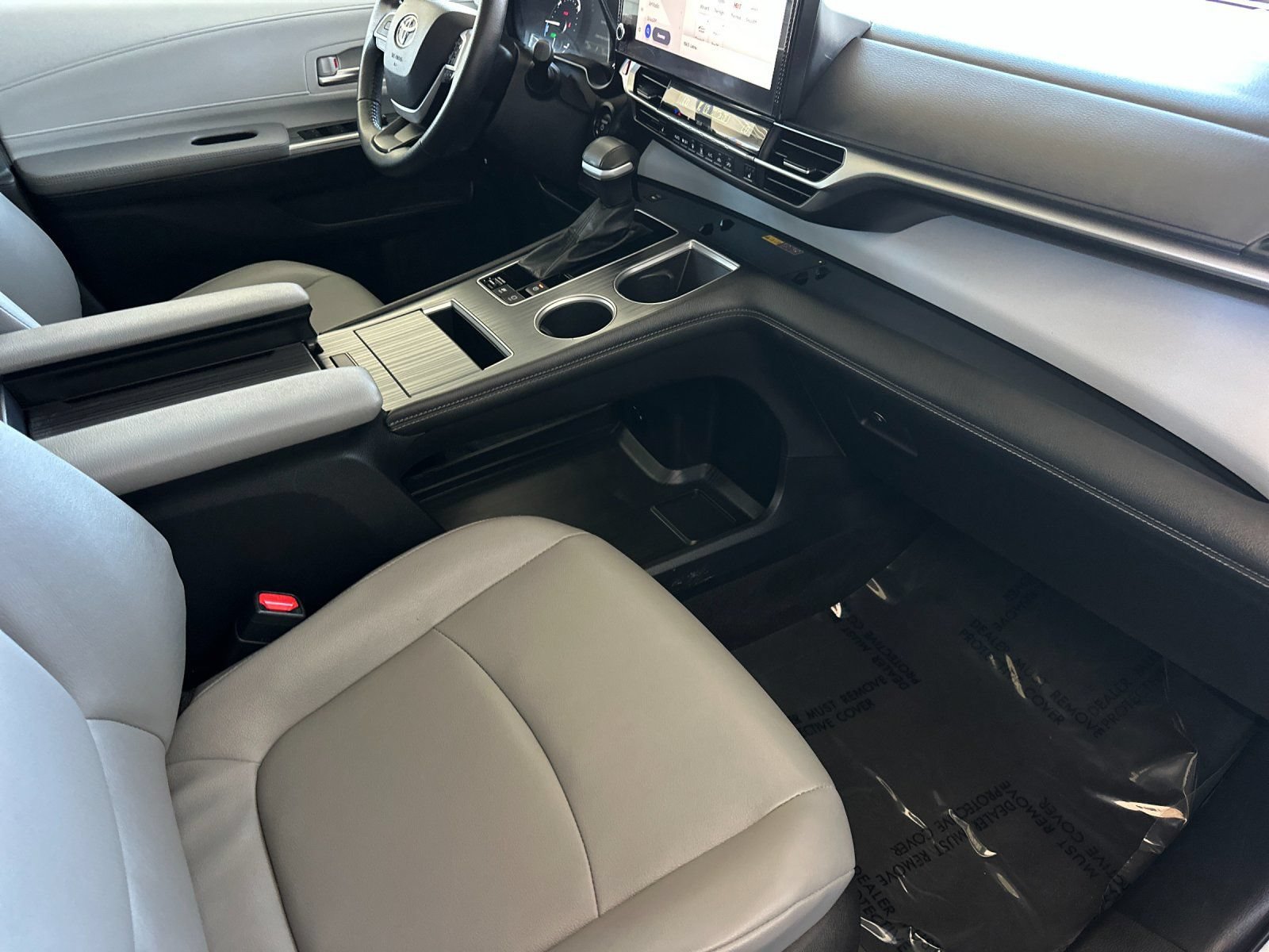 Used 2025 Toyota Sienna XLE FWD image 16