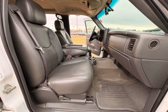 Used 2006 Chevrolet Silverado 2500 LT AWD/4WD image 24