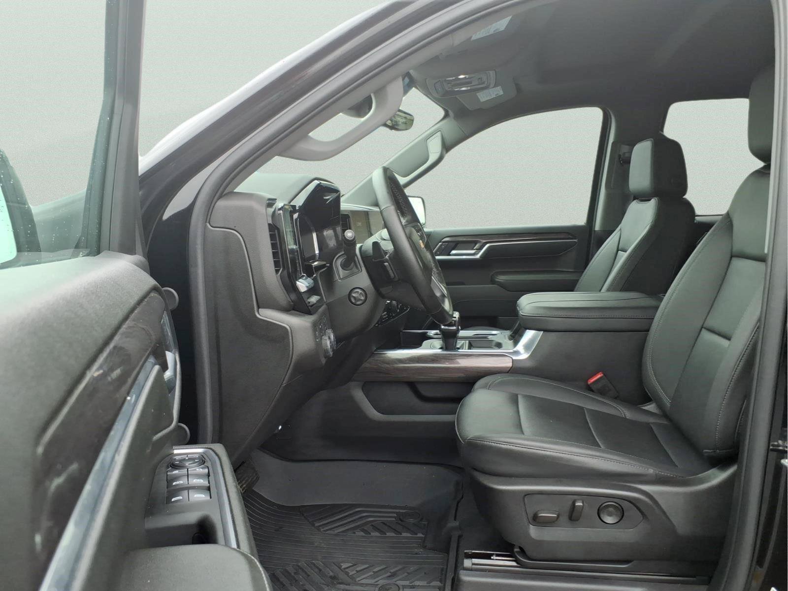 Used 2025 Chevrolet Silverado 1500 LTZ AWD/4WD image 18