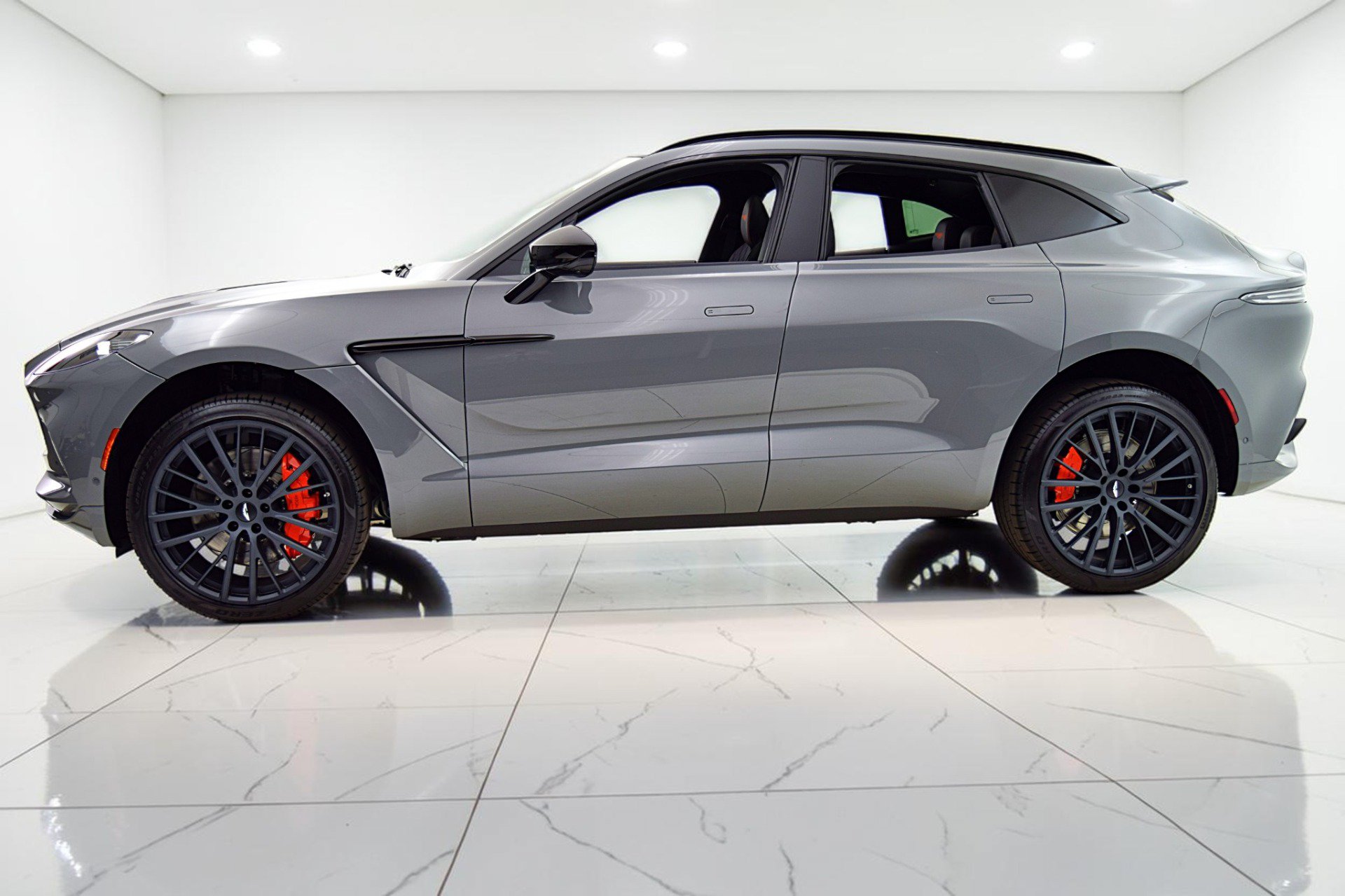 Used 2023 Aston Martin DBX AWD/4WD image 3