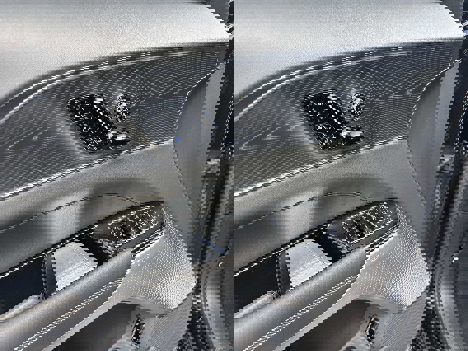 New 2026 Cadillac Lyriq V image 19