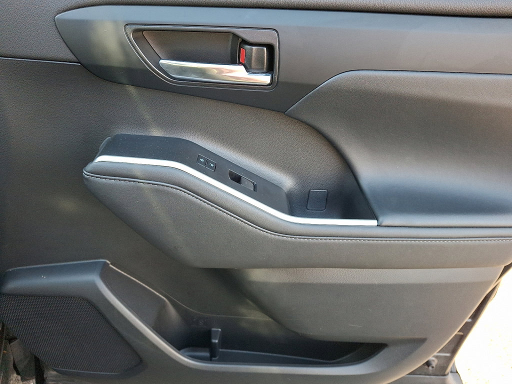 Used 2023 Toyota Highlander XLE image 10