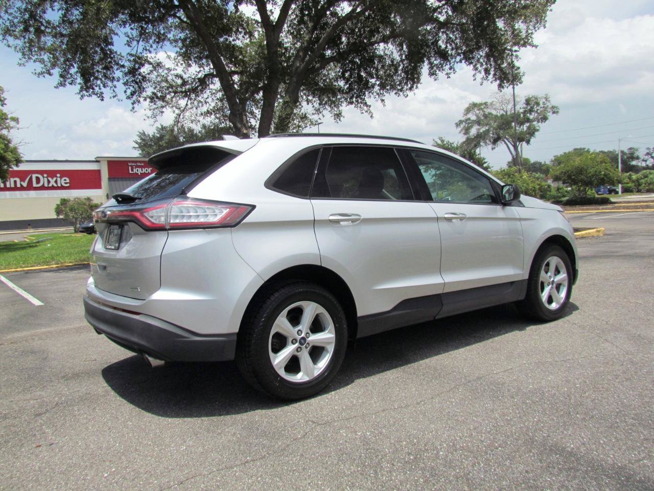 Used 2018 Ford Edge SE FWD image 10