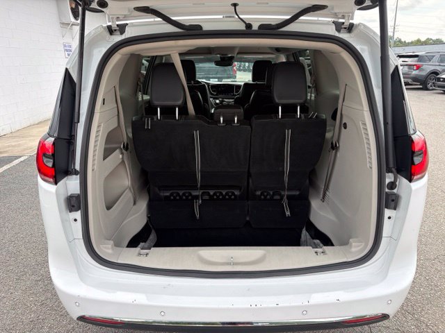 Used 2023 Chrysler Pacifica Touring-L FWD image 32