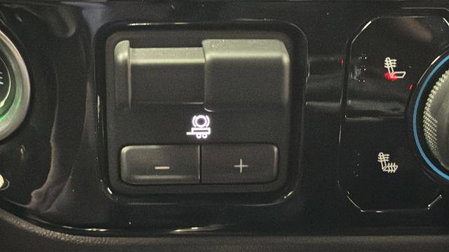 Used 2022 Chevrolet Silverado 1500 LT Trail Boss w/ LT Trail Boss Premium Package AWD/4WD image 32