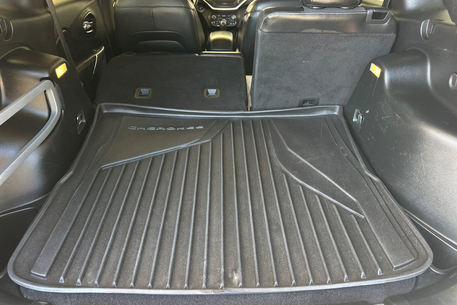 Used 2018 Jeep Cherokee Latitude Plus AWD/4WD image 16