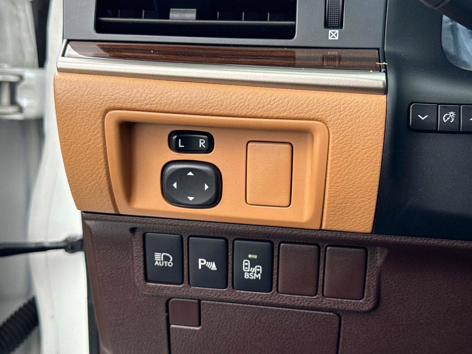 Used 2016 Lexus ES 350 w/ Luxury Package w/Wood Trim FWD image 31