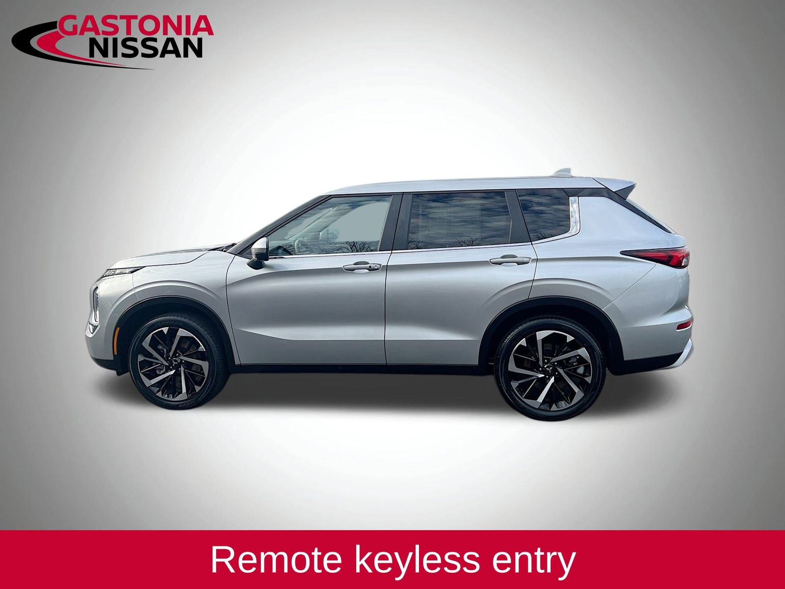 Used 2024 Mitsubishi Outlander SE image 5