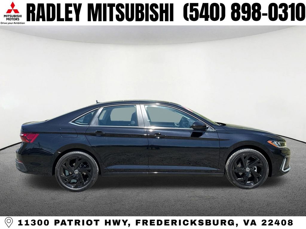 Used 2025 Volkswagen Jetta SE w/ Sunroof Package image 20