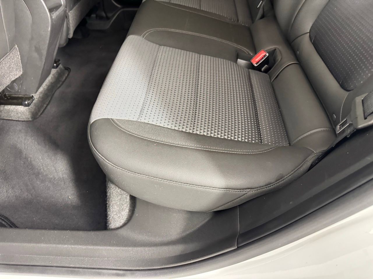 Used 2025 Chevrolet Trax LT w/ LT Convenience Package FWD image 32