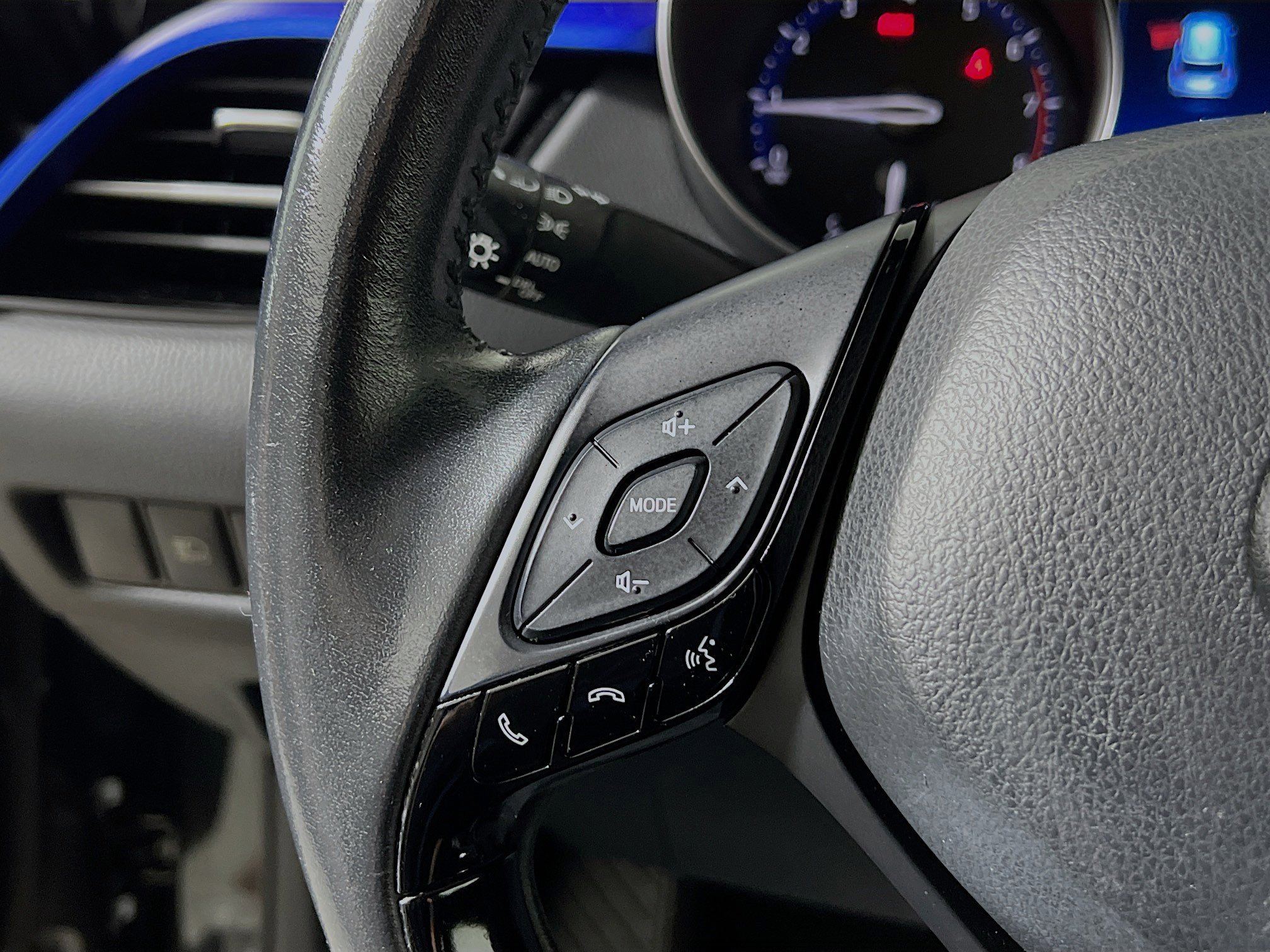 Used 2021 Toyota C-HR XLE image 19