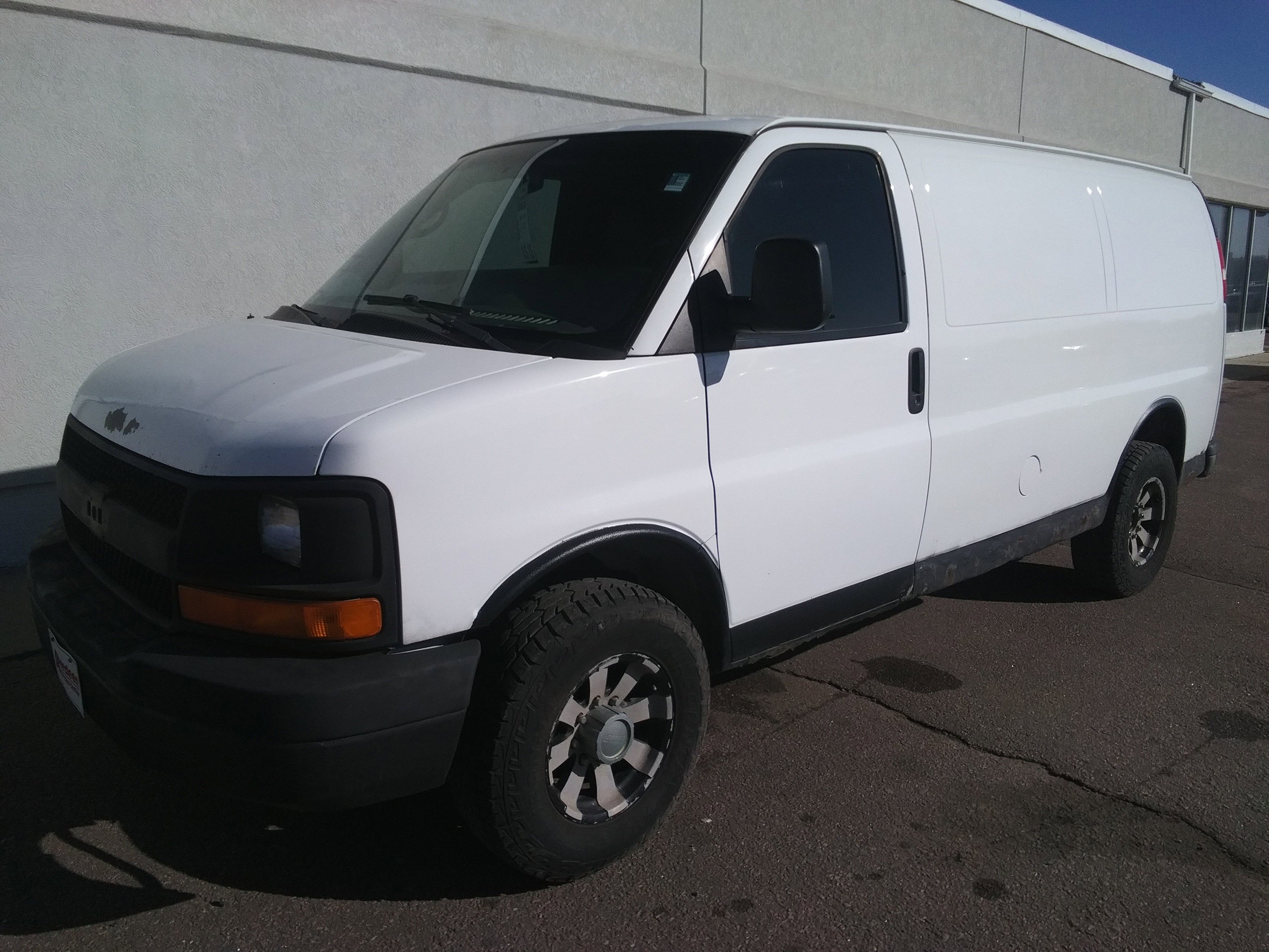 Used 2009 Chevrolet Express 2500 image 2