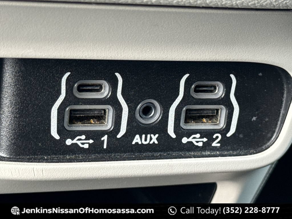 Used 2023 Chrysler Voyager LX FWD image 35