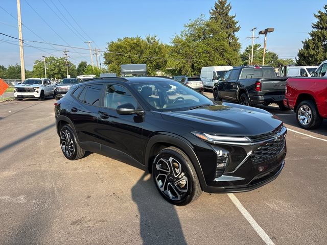 Used 2025 Chevrolet Trax RS w/ Driver Confidence Package FWD image 2