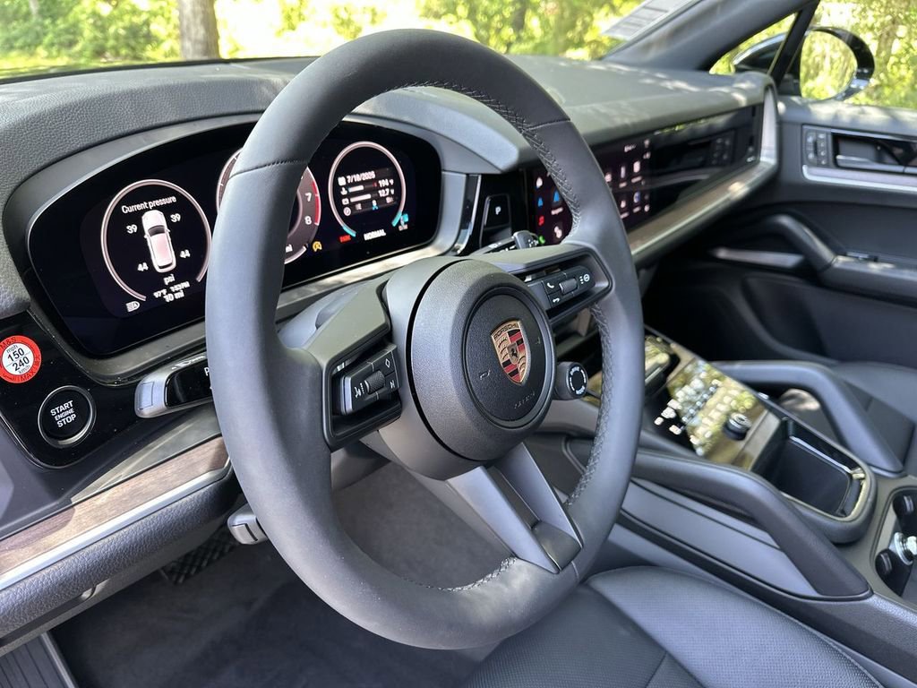 Certified 2025 Porsche Cayenne image 9
