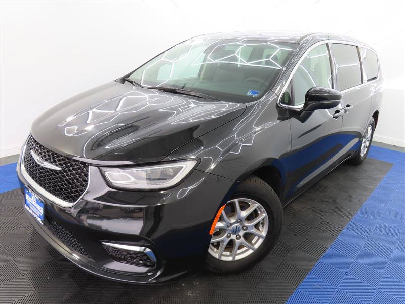 Used 2023 Chrysler Pacifica Touring-L FWD image 4
