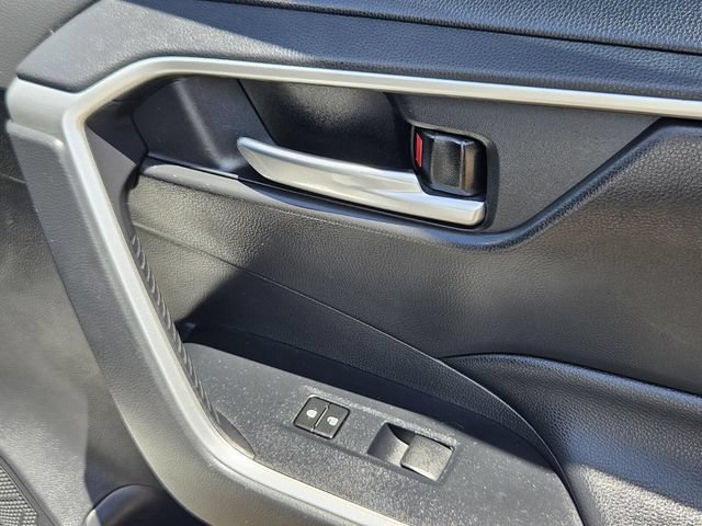 Used 2019 Toyota RAV4 XLE w/ Convenience Package FWD image 16
