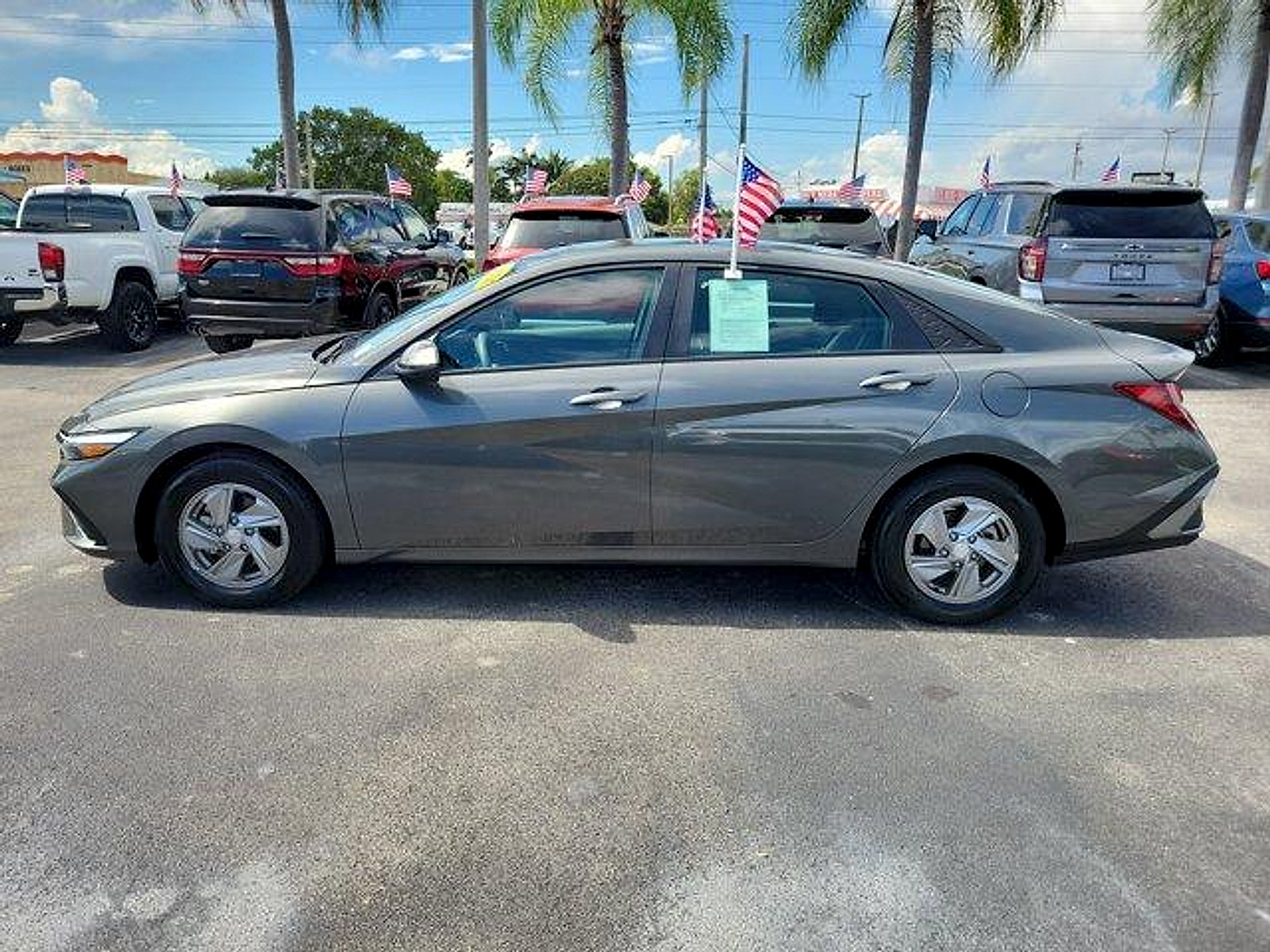 Used 2026 Hyundai Elantra SE FWD image 4