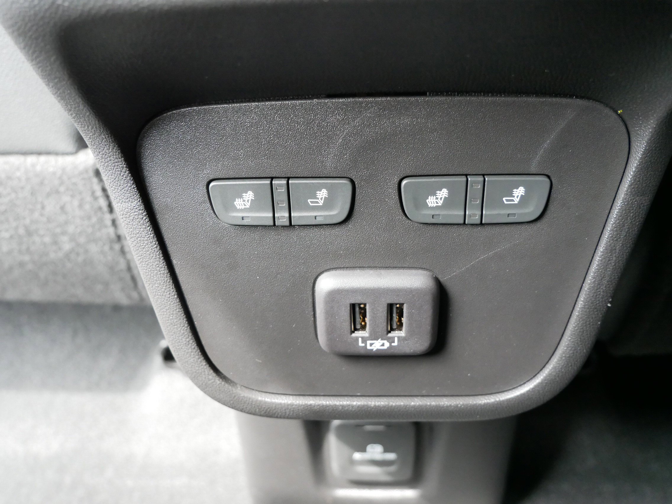 Used 2023 Chevrolet Equinox Premier image 12