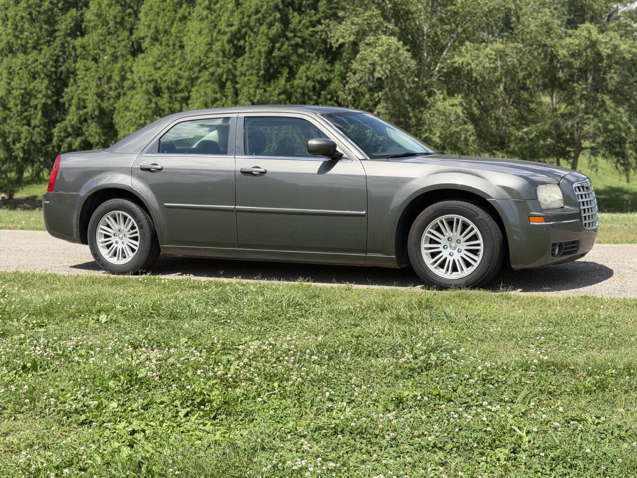 Used 2009 Chrysler 300 Touring RWD image 11