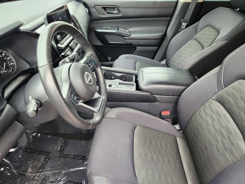 Used 2025 Nissan Pathfinder SV FWD image 4