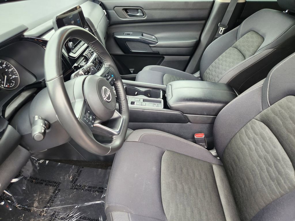 Used 2025 Nissan Pathfinder SV FWD image 4